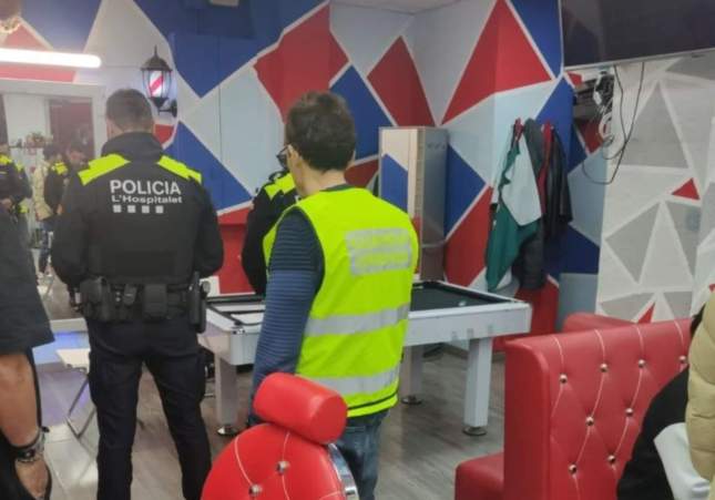 Descubren barbería en L’Hospitalet con habitaciones clandestinas y riesgo de incendio