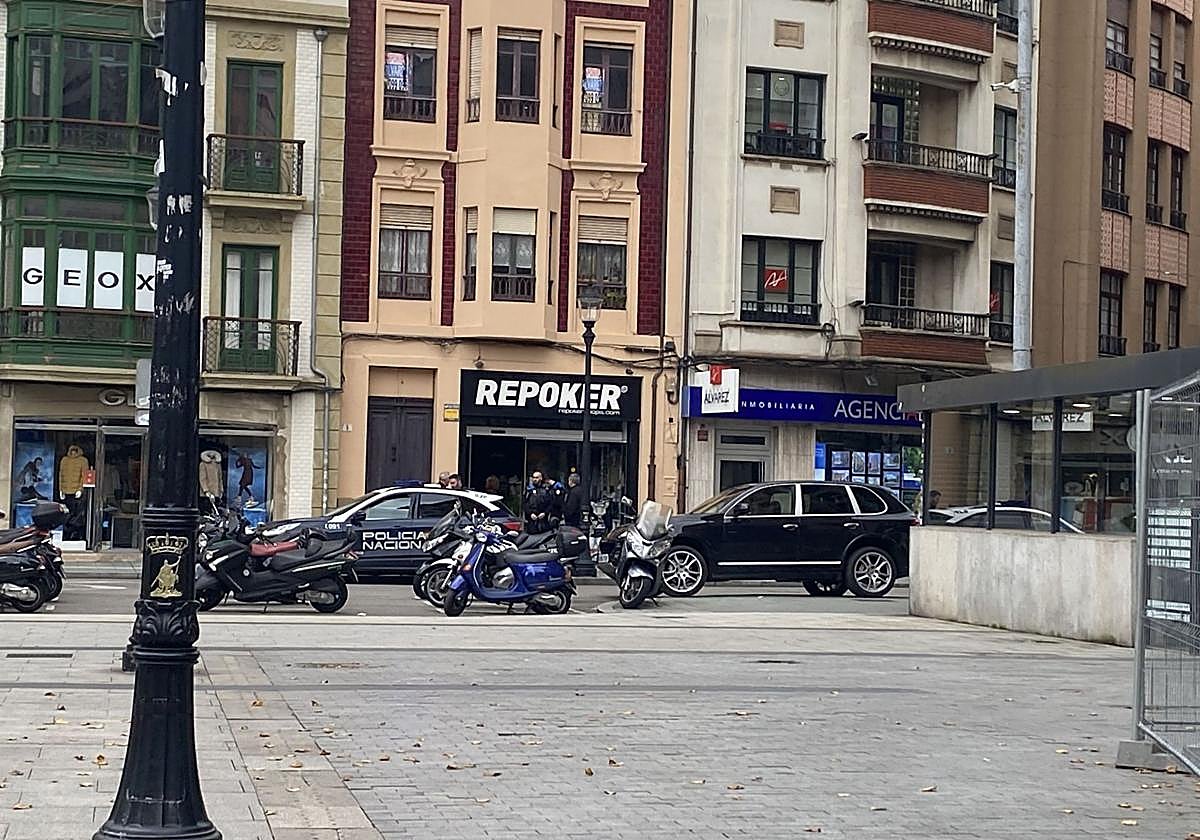 Detenido el dueño de una tienda de moda en Gijón por sustracción de ropa