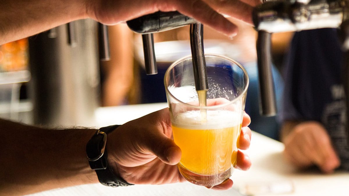 Insólito suceso en un bar en Pamplona: se cuela de noche, abre el grifo de cerveza y provoca un enorme desperdicio