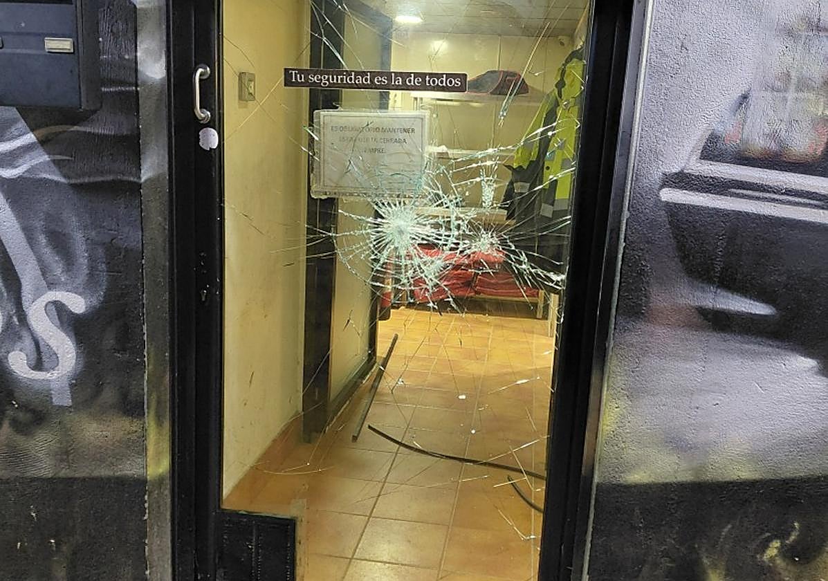 Lanza una piedra al cristal de un bar de Salamanca y amenaza de muerte a la policía al detenerle