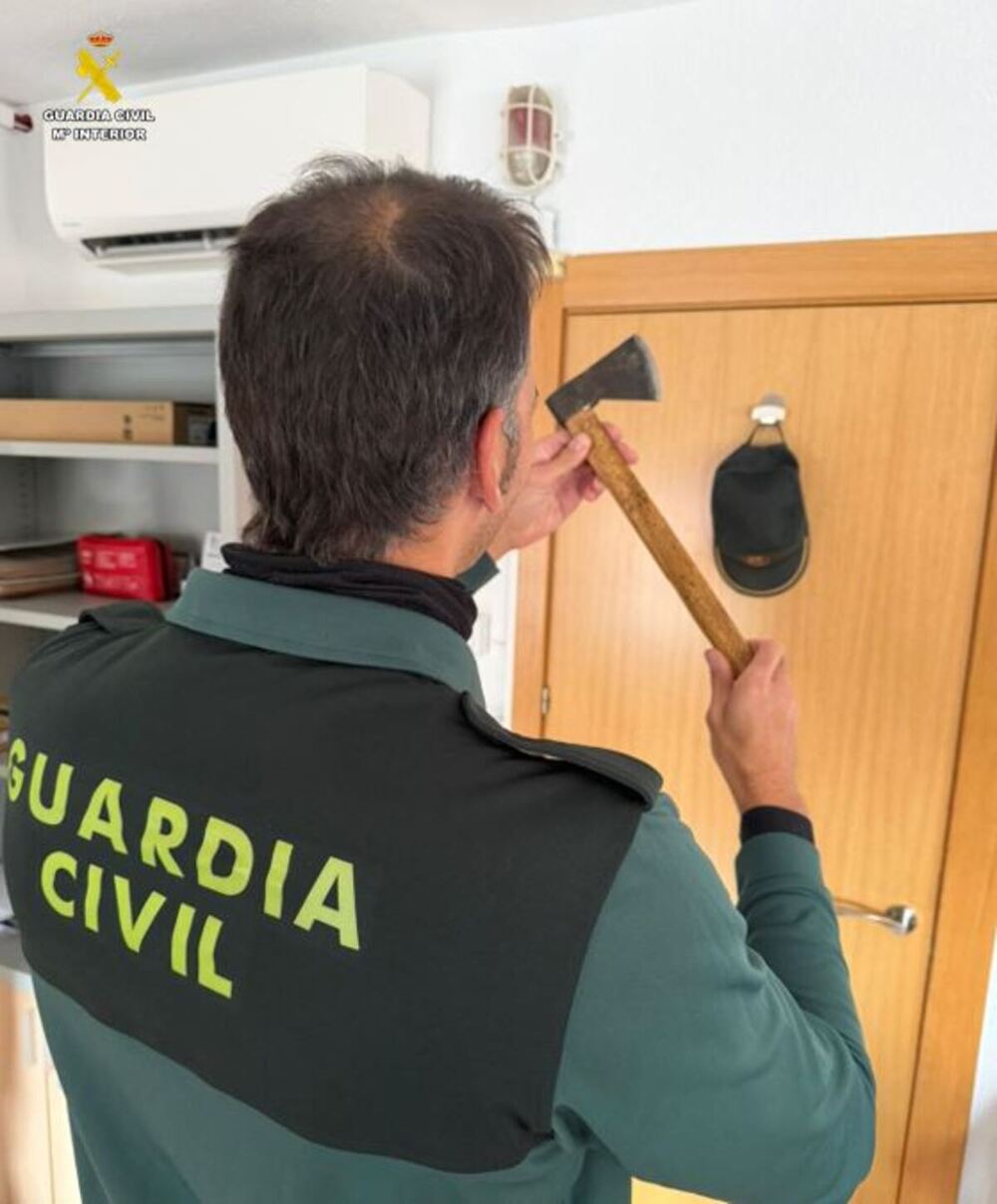 Detenido por amenazar con un hacha al portero de un bar
