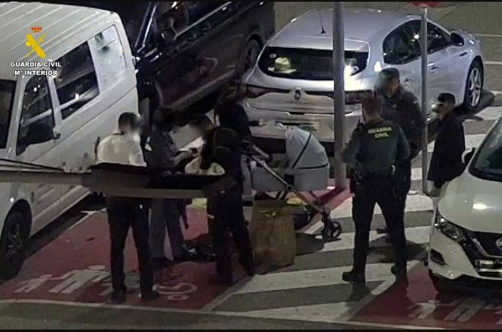 Detenido por robar y ocultar ropa en un carrito de bebé
