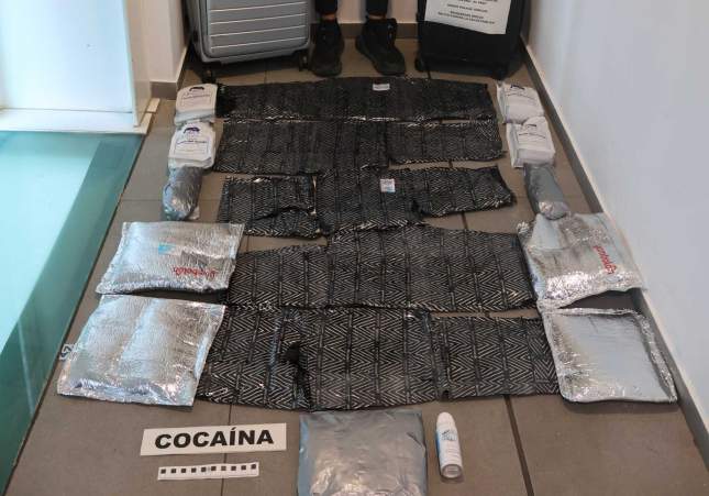 Detenido en el aeropuerto de Barcelona por intentar pasar catorce kilos de cocaína en maletas