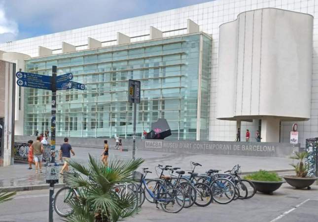 Detenido un hombre por grabar a una chica en el lavabo del MACBA
