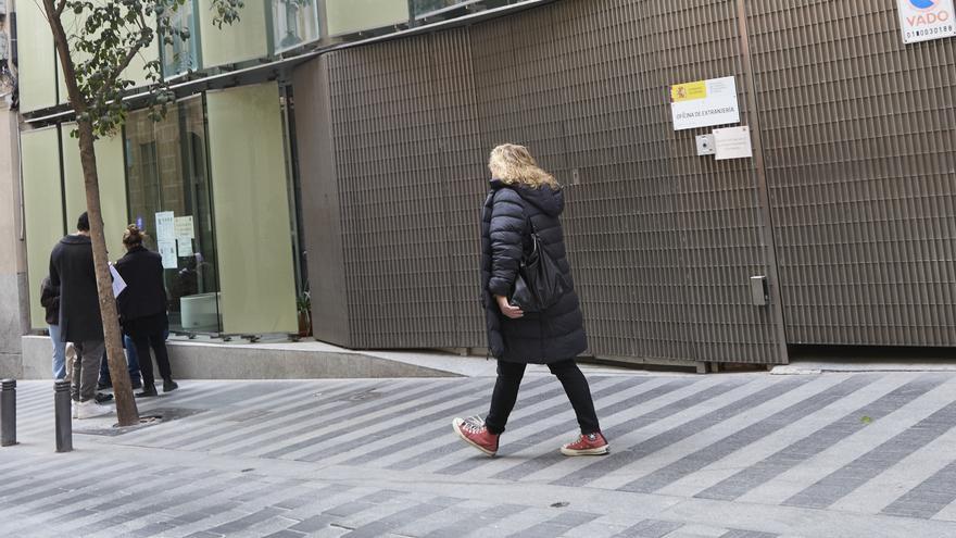 Detenidos dos hombres por vender citas en oficinas de extranjería a migrantes necesitados