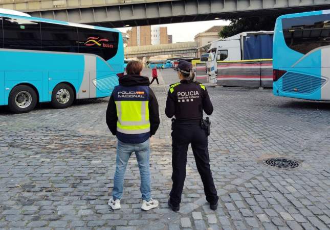 Dos detenidos por robo con violencia en la estación de autobuses de Barcelona Nord