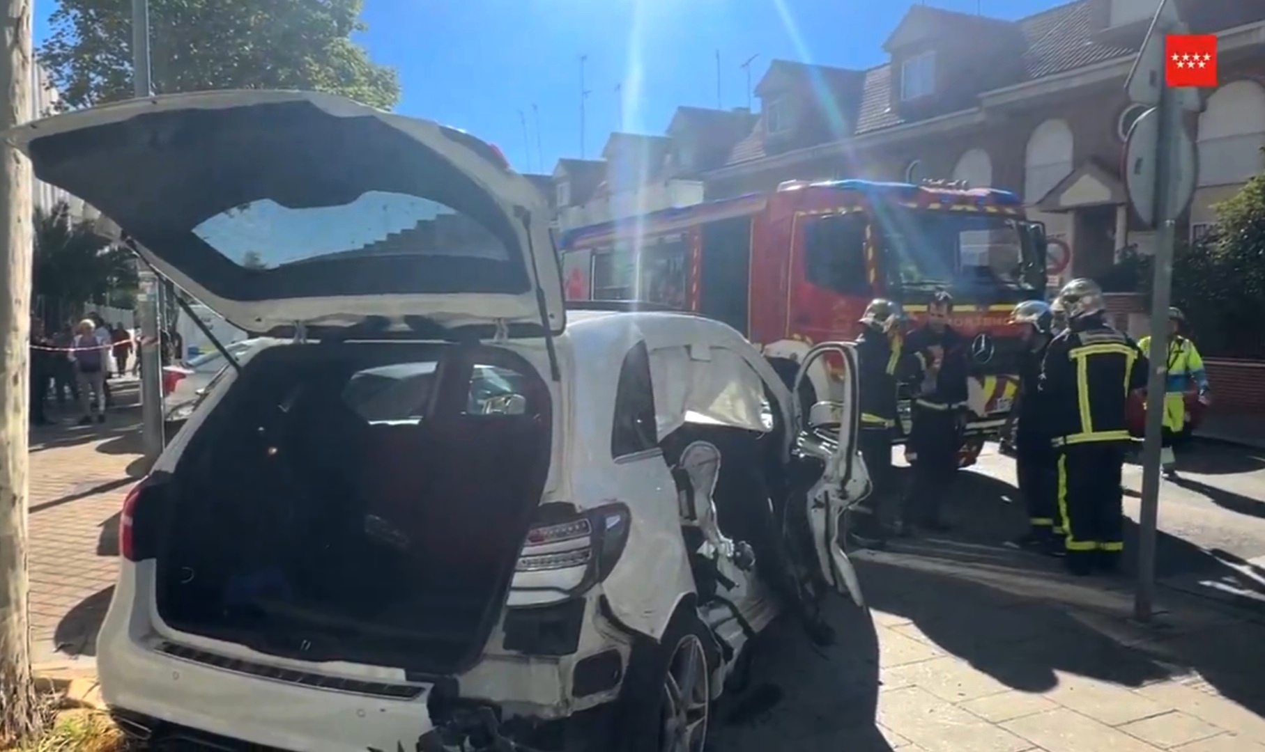 Susto en Parla: el tranvía arrolla un coche con un matrimonio mayor y un niño de 8 años