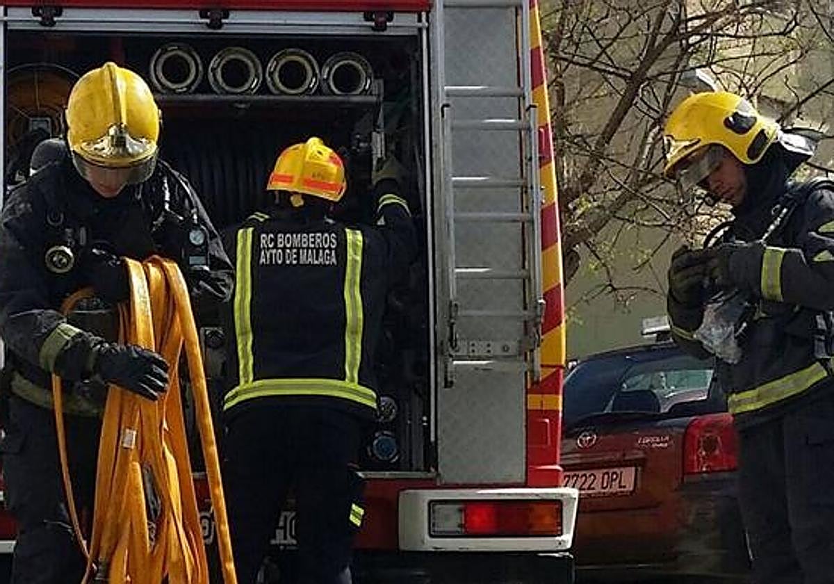 Una mujer y un hombre afectados en dos incendios en Rincón y Málaga