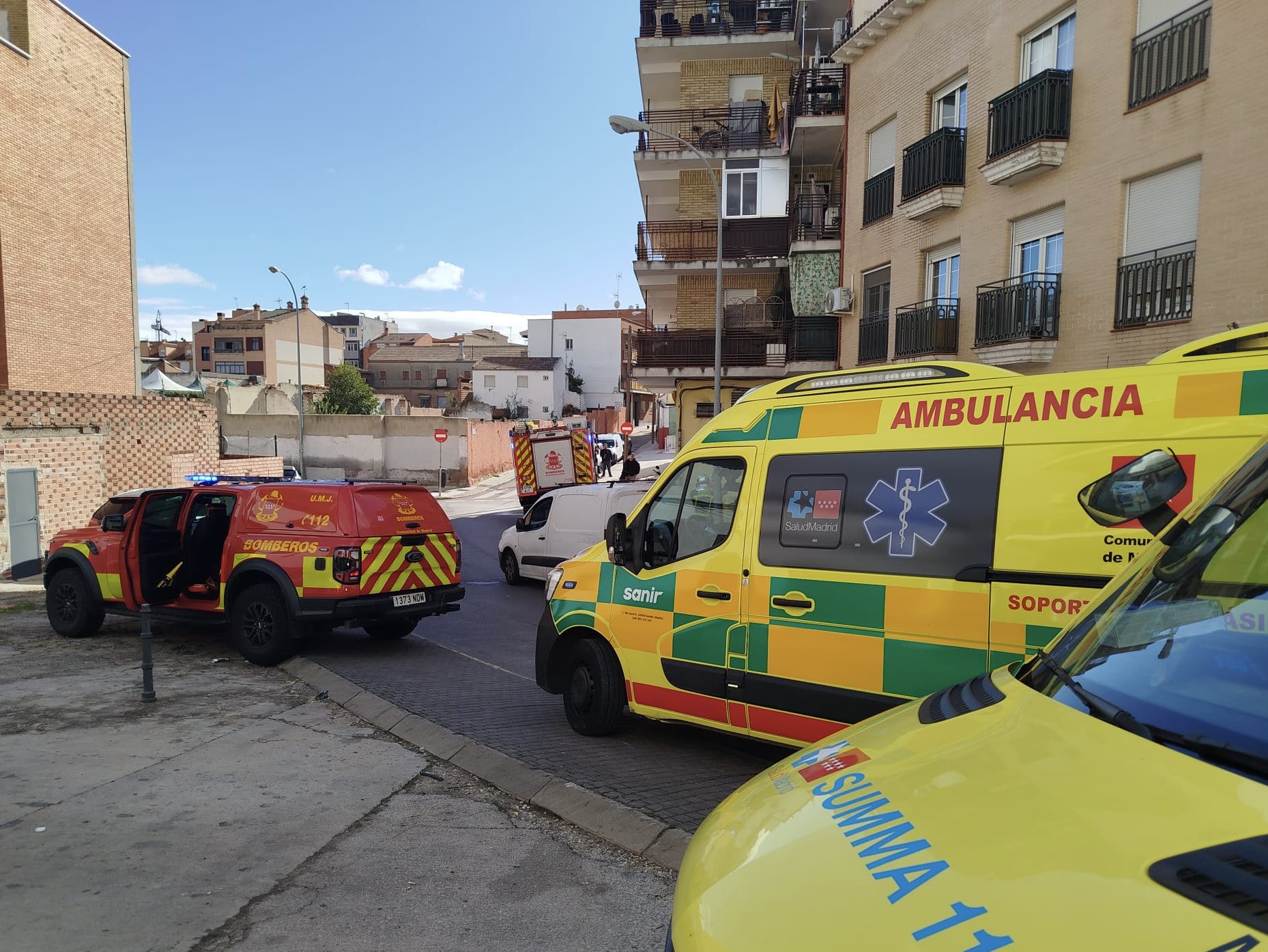 Dos jóvenes resultan heridos tras incendio provocado por un carrito de bebé en Fuenlabrada