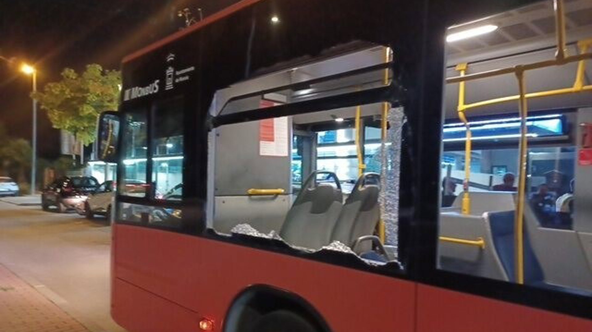 Una rueda de camión sale despedida e impacta contra un autobús urbano en Puente Tocinos