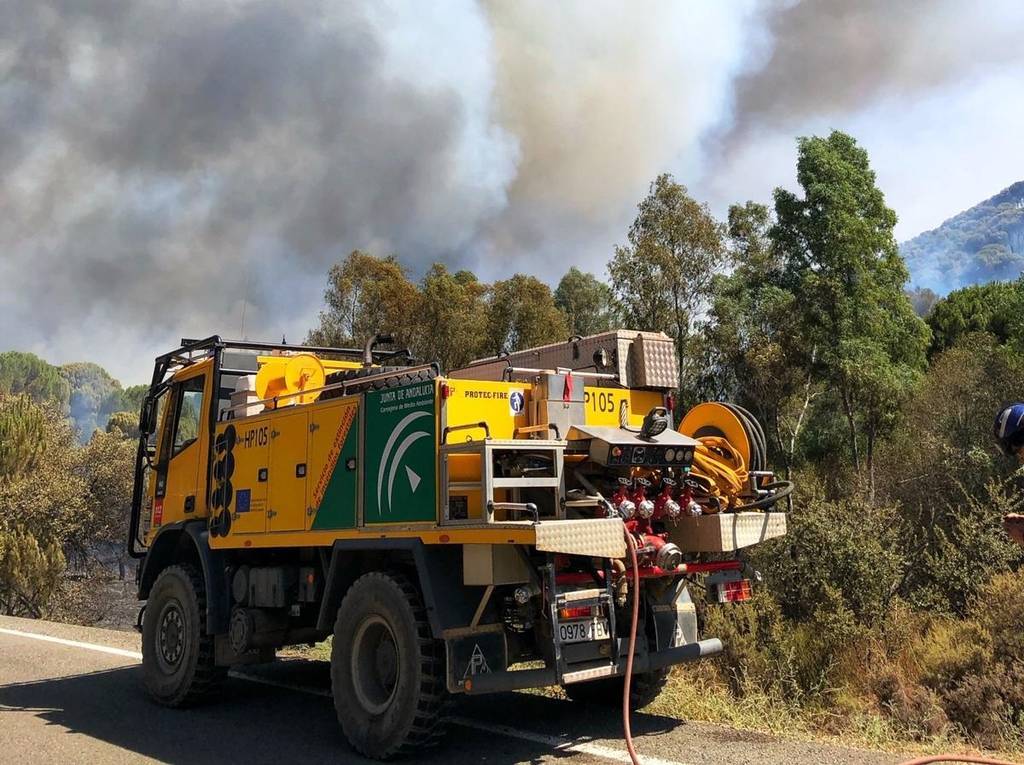 El Plan Infoca combate un incendio en el paraje Ribera de Huelva, Zufre