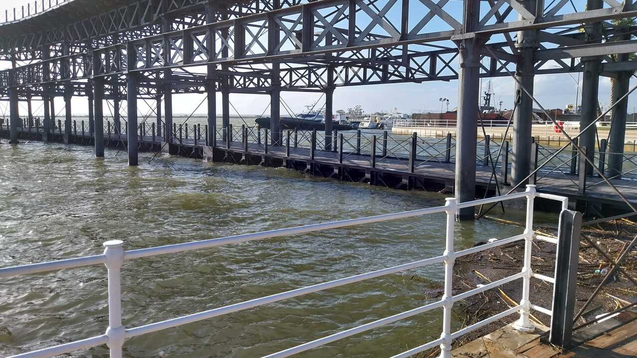 Espectacular marea en el muelle del Tinto de Huelva durante temporal de viento