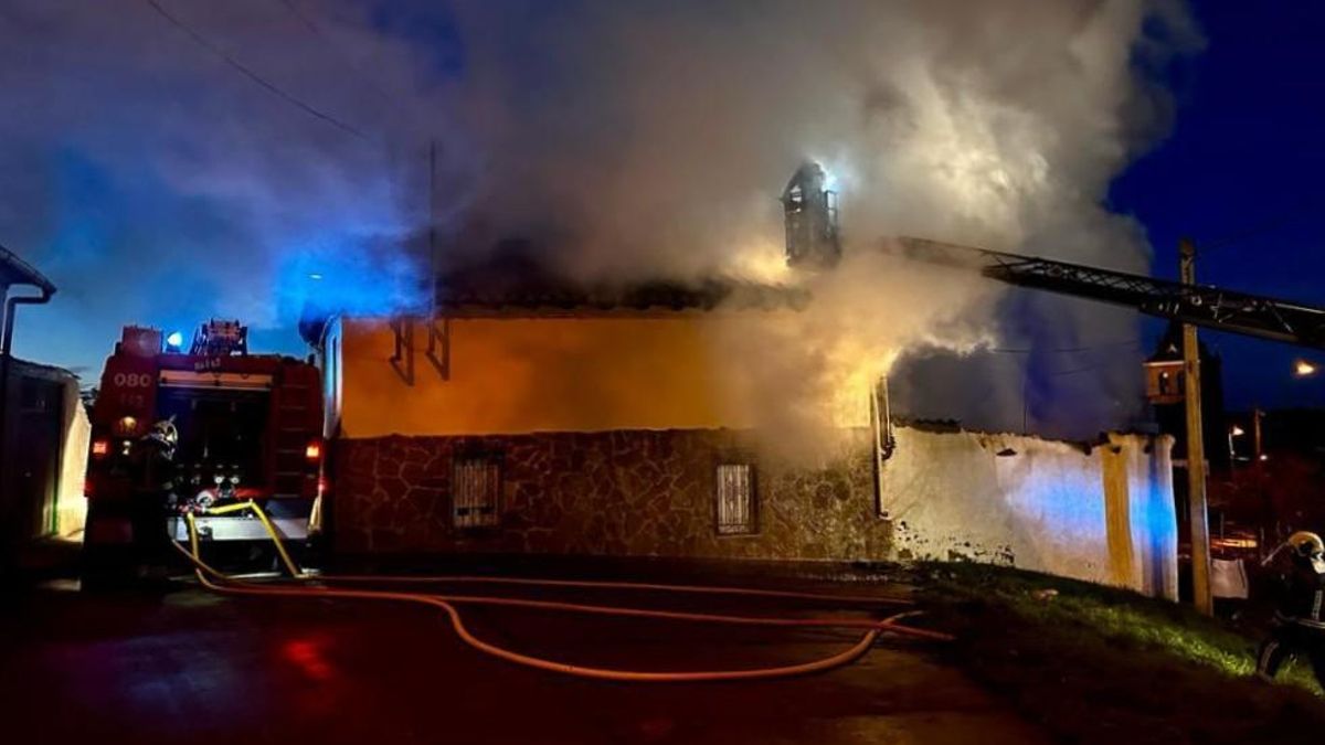 Los bomberos de la Diputación sofocando un incendio en un pueblo de la provincia de León, archivo.