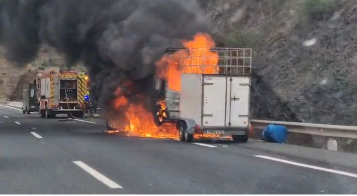 Furgoneta en llamas provoca retenciones de tráfico de 5,5 kilómetros en la A-45 de Málaga