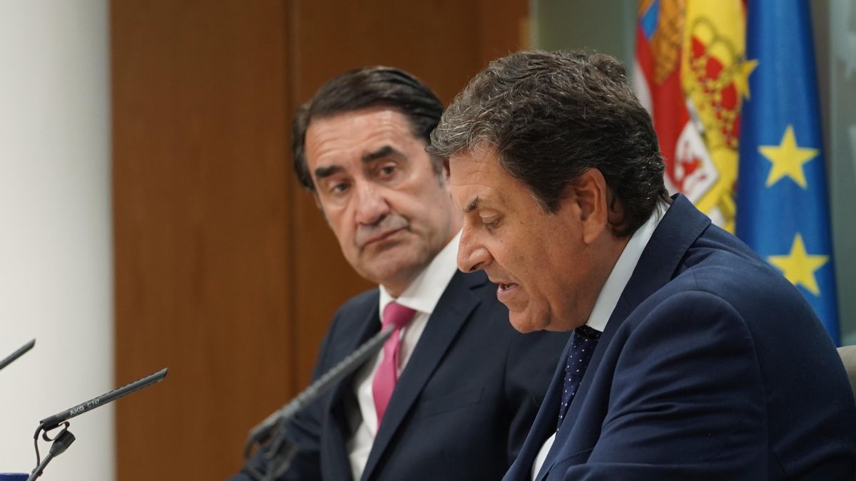 El consejero de Medio Ambiente y el portavoz de la Junta, Juan Carlos Suárez Quiñones y Carlos Fernández Carriedo, archivo.