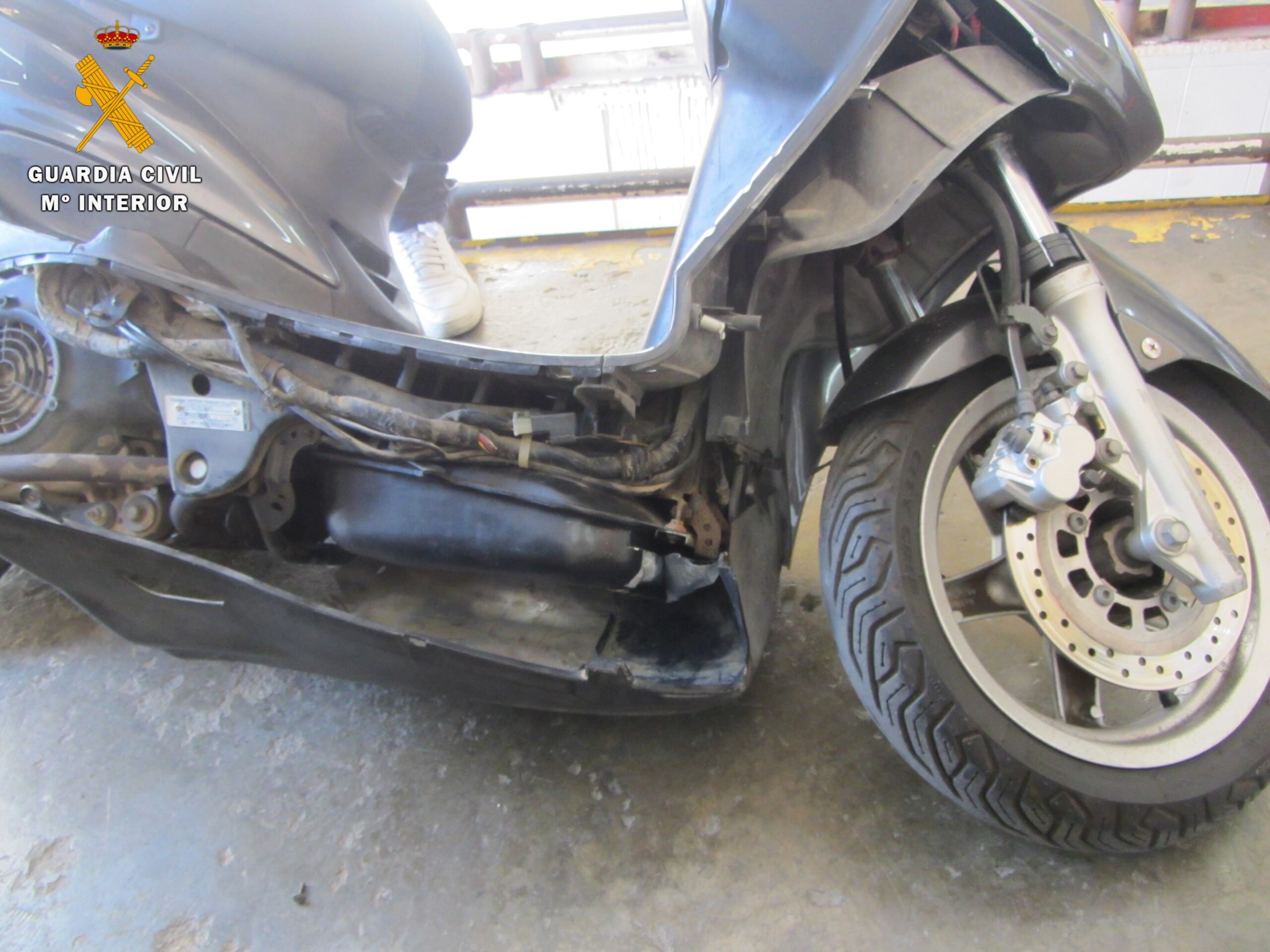 Detenido al intentar embarcar con 2,5 kilos de hachís en un doble fondo en el depósito de una moto