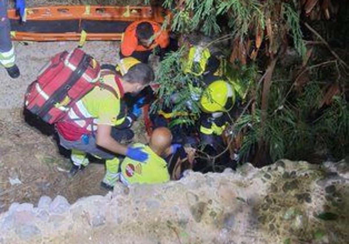 Herido grave al caer desde una altura de tres metros a una acequia en Mogán