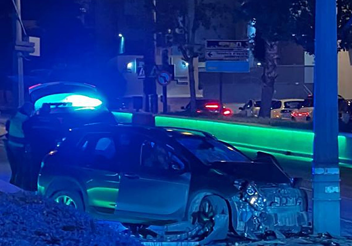 Un conductor, que cuadruplicaba la tasa de alcohol, empotra su coche contra un poste del tranvía en Torre del Mar