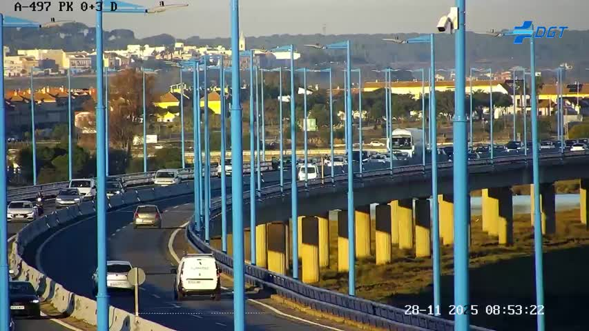Un accidente provoca grandes retenciones en el puente del Odiel