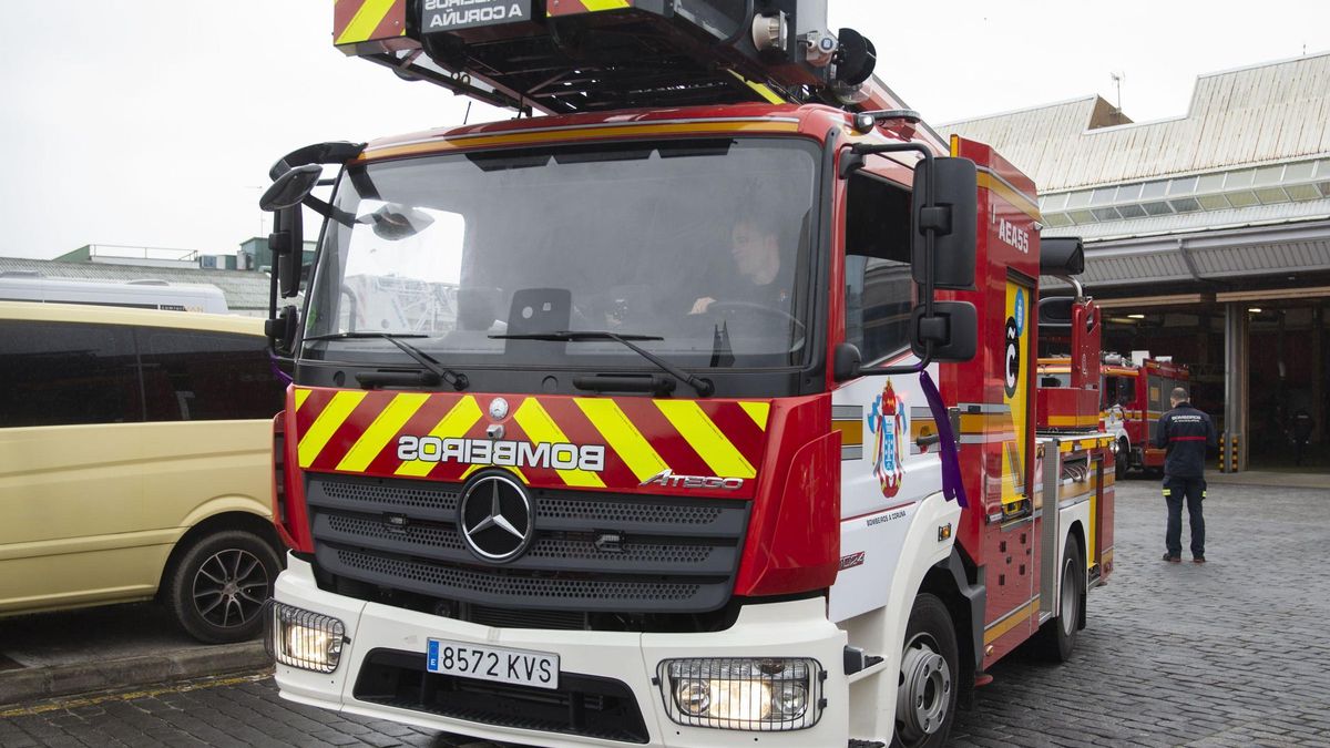 Incendio arrasa vivienda de dos alturas en A Coruña en la madrugada