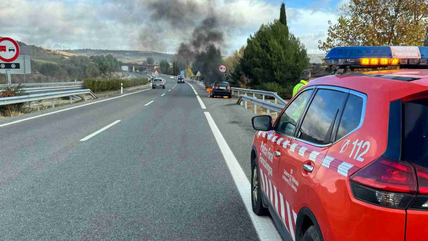 Cortado un carril de una autovía de Navarra por el aparatoso incendio de un coche