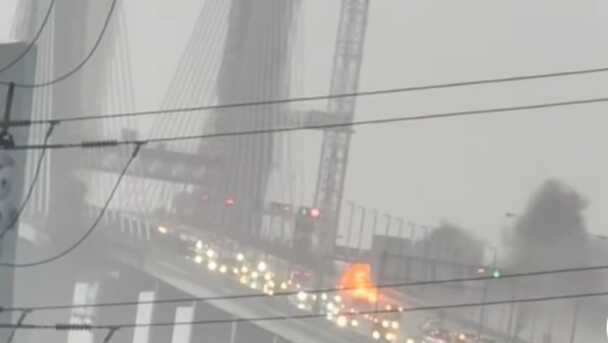 Vídeo: Un coche sale ardiendo en el puente del Centenario en plena tarde de temporal