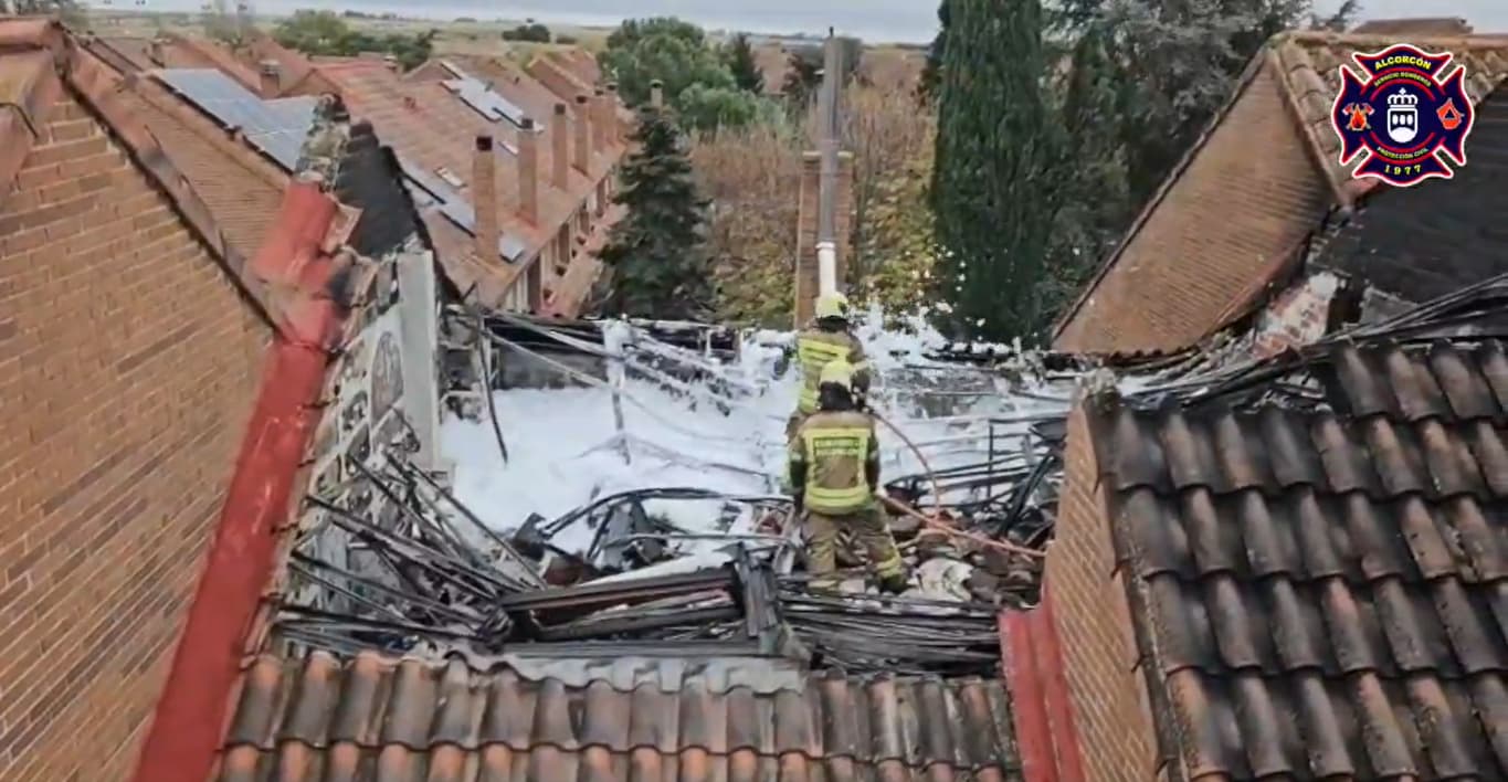 Colapsa el tejado de un edificio en Alcorcón a causa de un incendio