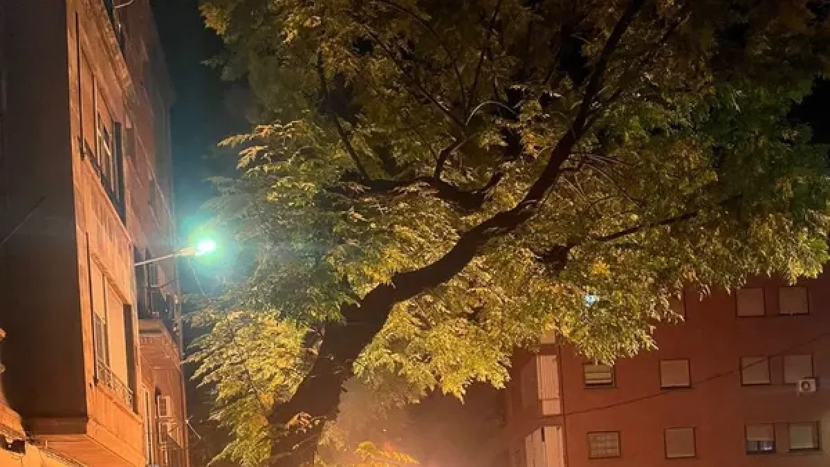Un fuego calcina un contenedor en la calle Ciutat de Fraga