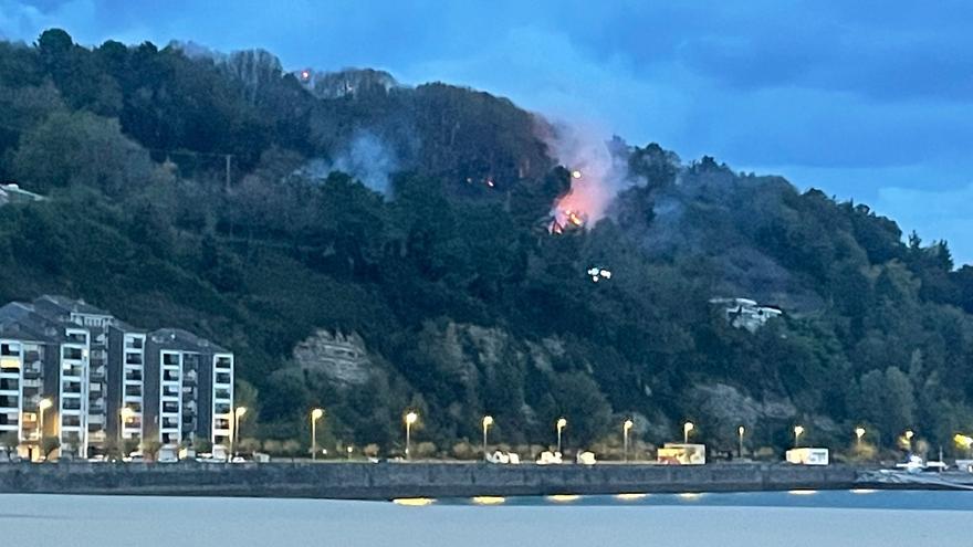 Desalojos en Hondarribia por un incendio en la subida a Higer