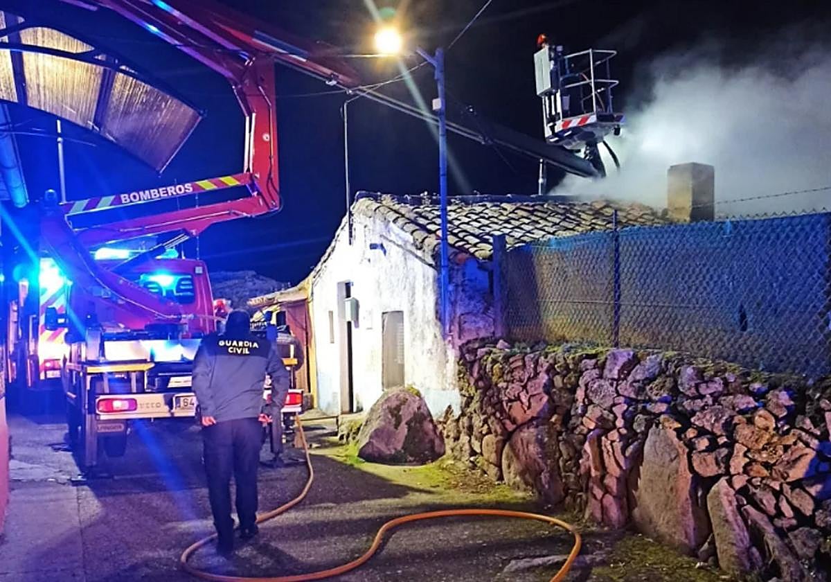El incendio nocturno de una vivienda unifamiliar en Ledesma moviliza a bomberos y Guardia Civil