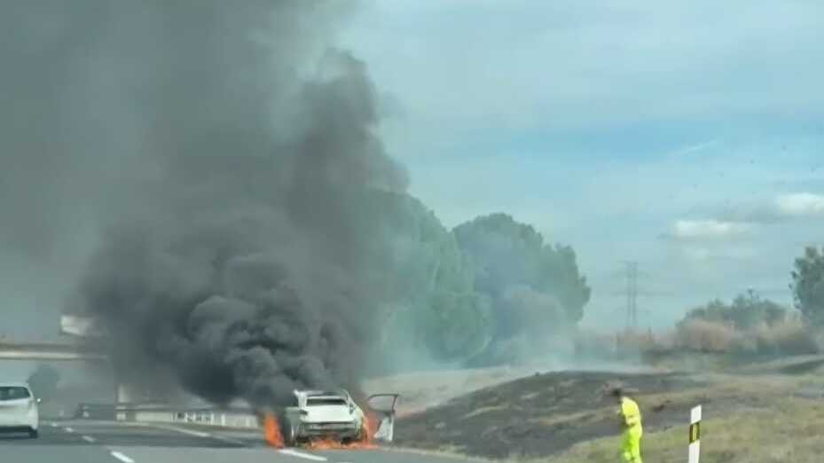 Vídeo: Retenciones en la A-49 a la altura de Chucena por el incendio de un coche