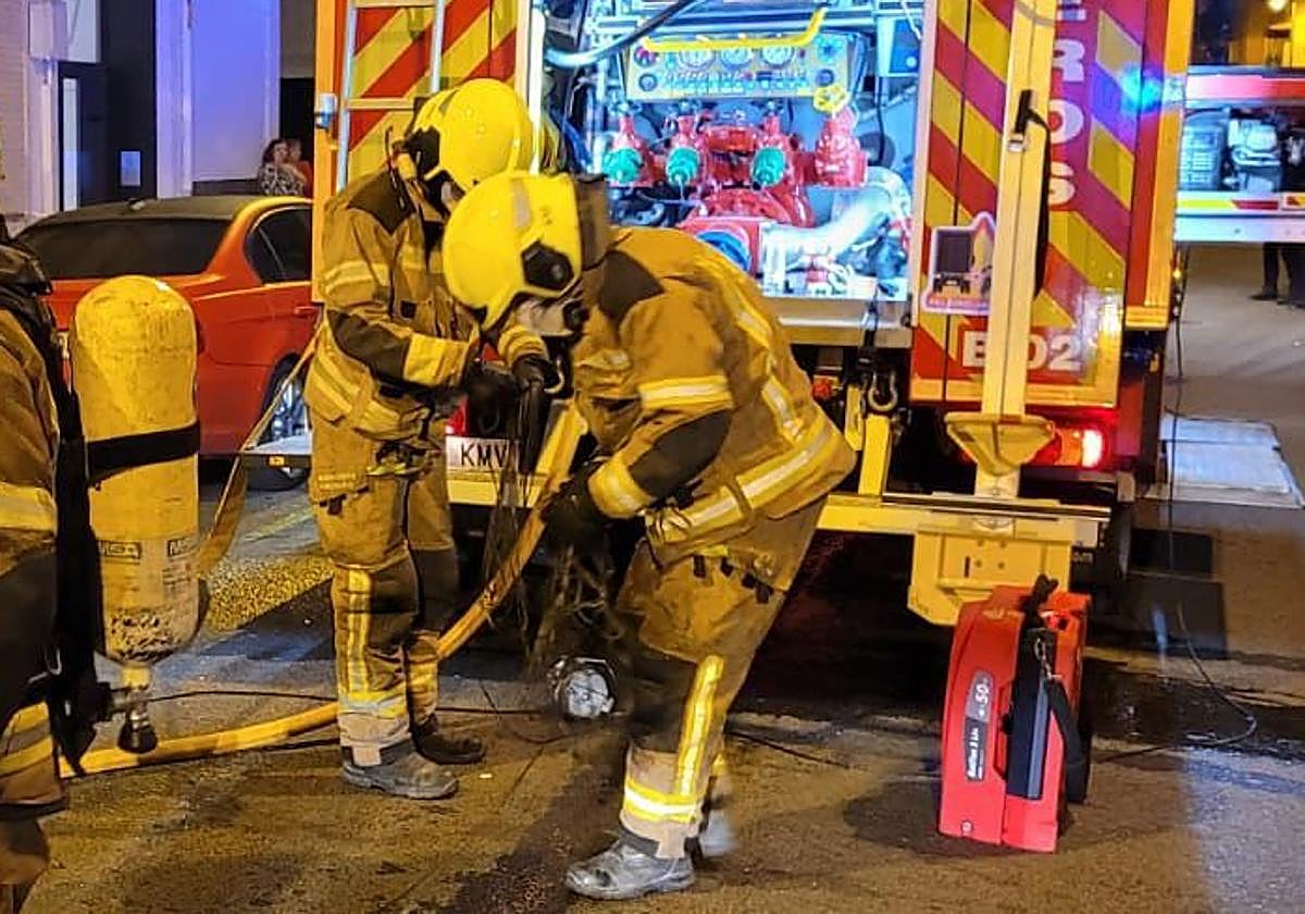 Incendio en vivienda de Logroño deja dos personas heridas: Bomberos intervinieron en la calle Sequoias