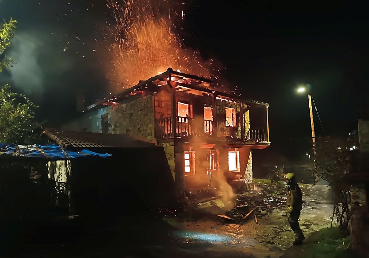 Un voraz incendio arrasa una vivienda en la zona rural de Oviedo