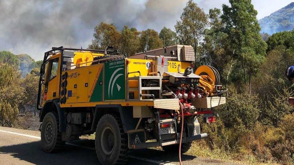 Activo un incendio en Villarrasa: dos grupos de bomberos forestales trabajan en la zona