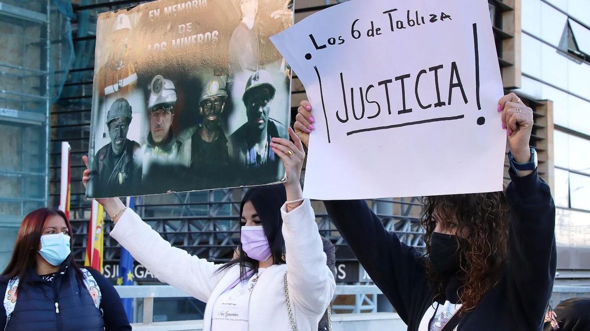 Protesta en el juicio por la muerte de seis mineros en el Pozo Emilio del Valle de la Hullera Vasco-Leonesa.