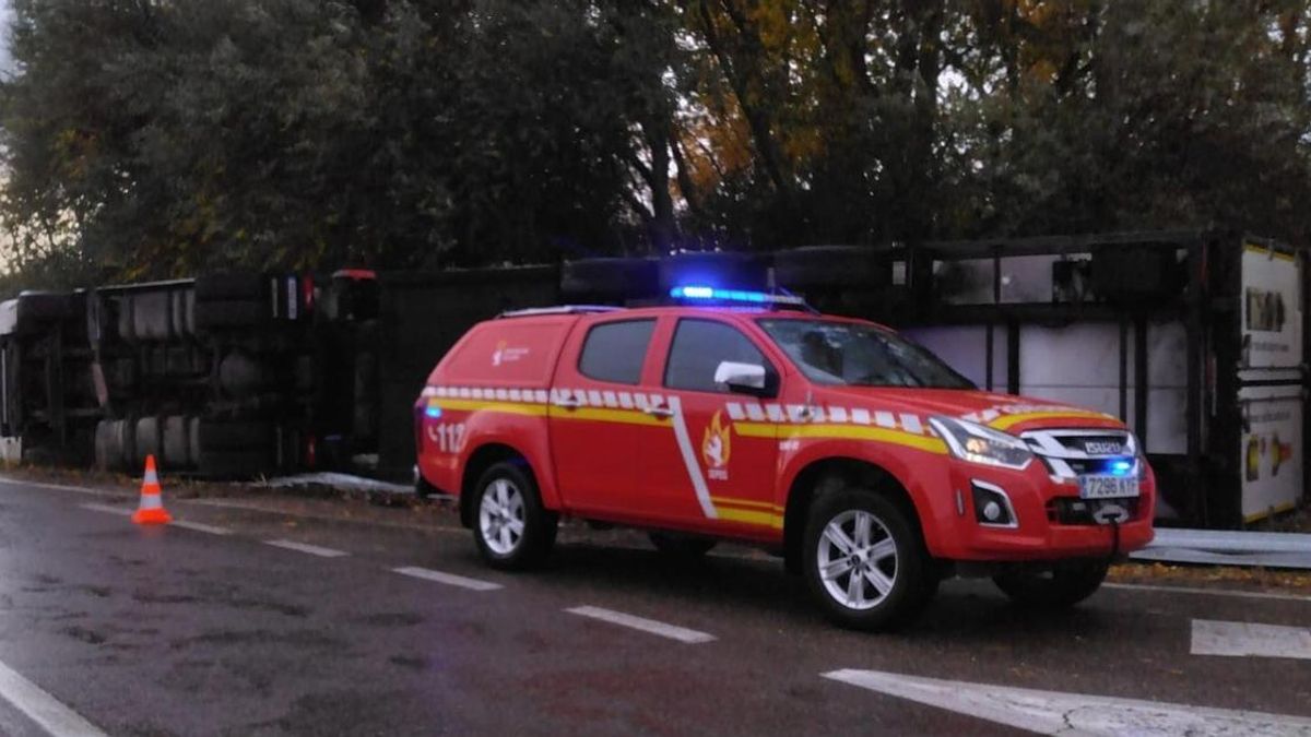 Intervención de Bomberos del parque de Valencia de Don Juan ante el vuelco de un camión en la carretera CL-621.