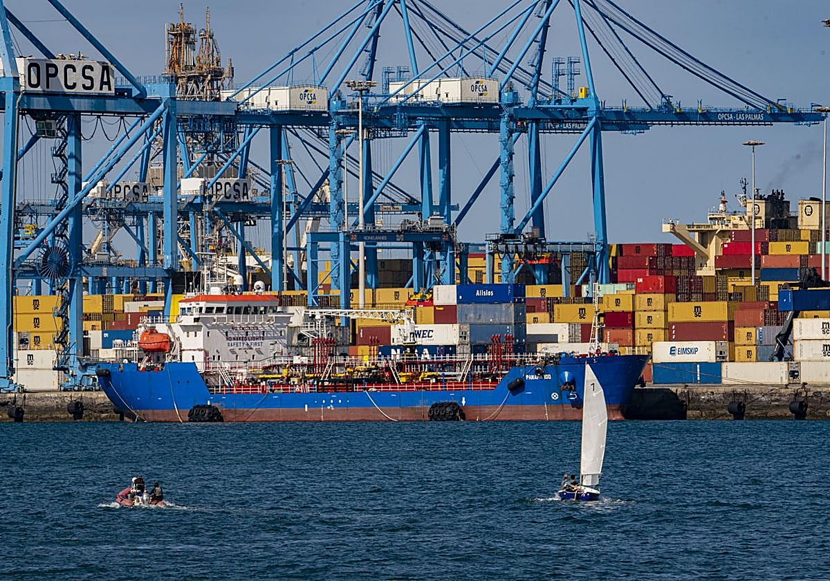 Recuperan tres coches robados en Países Bajos ocultos en un contenedor en el Puerto de Las Palmas