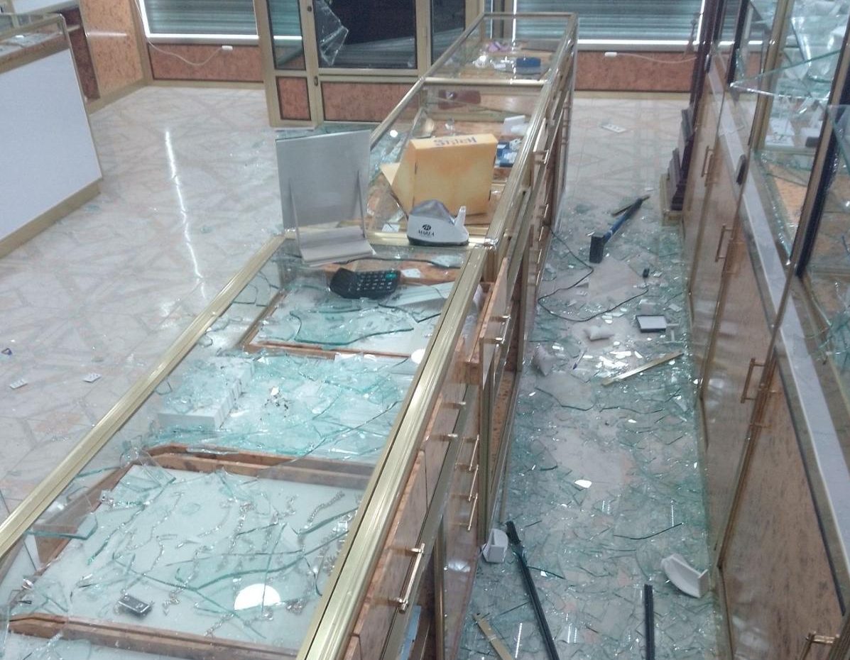 La Policía Local de Coslada evita un robo con fuerza en joyería gracias a rápida actuación.