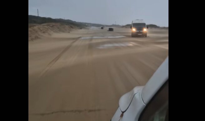 Vídeo: La borrasca deja "sin carretera" a la playa de La Bota