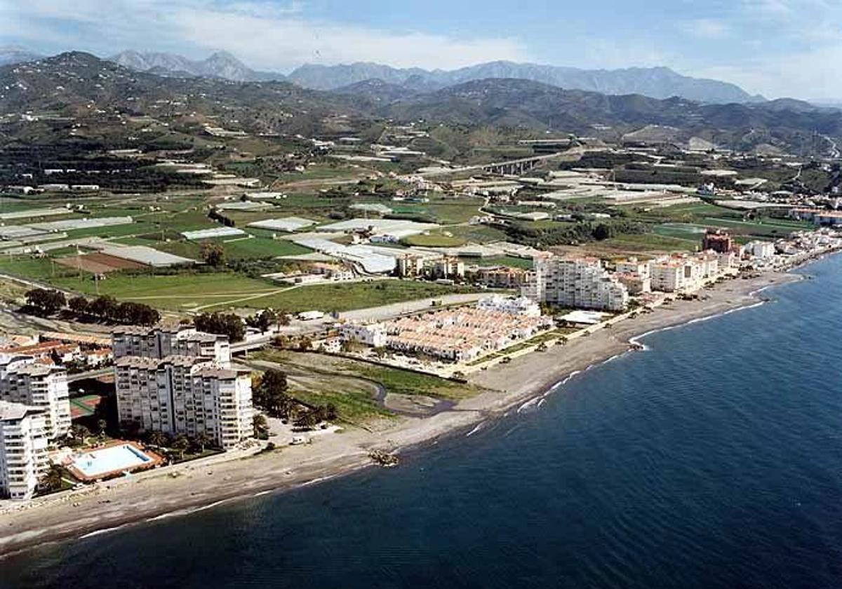 Hallan el cadáver de una mujer en la playa de Mezquitilla, en Algarrobo