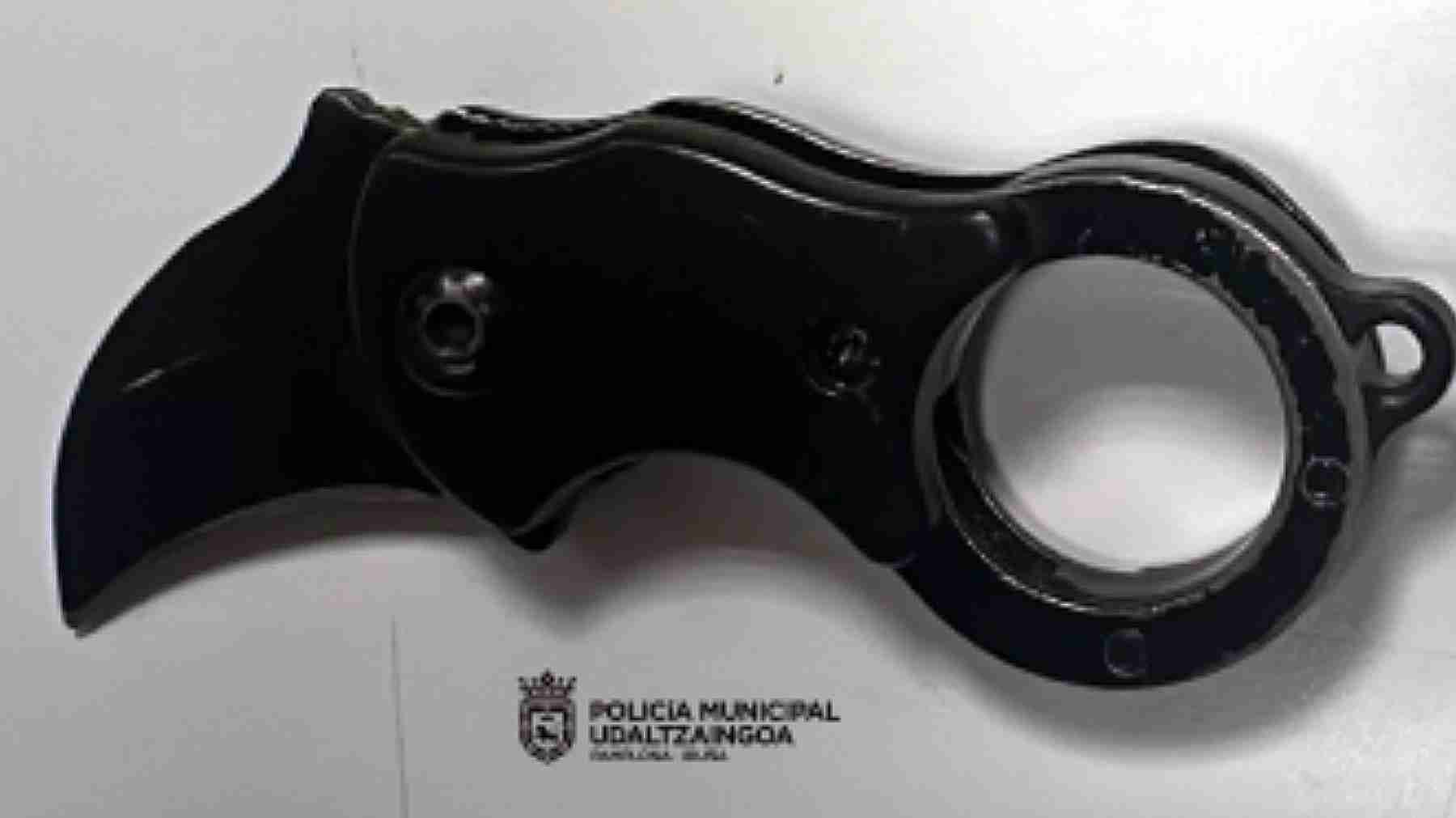 Menor detenido en Pamplona con cuchillo karambit ilegal tras intentar escapar de la policía.