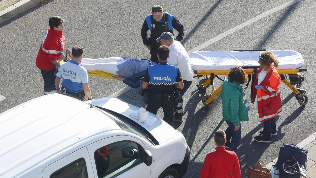 Mujer resulta herida tras chocar con la puerta de un coche mientras circulaba en bicicleta en León