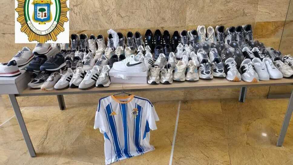 Retiran 64 pares de zapatillas y 14 cajas de mandarinas en una operación en el mercadillo de Huelva