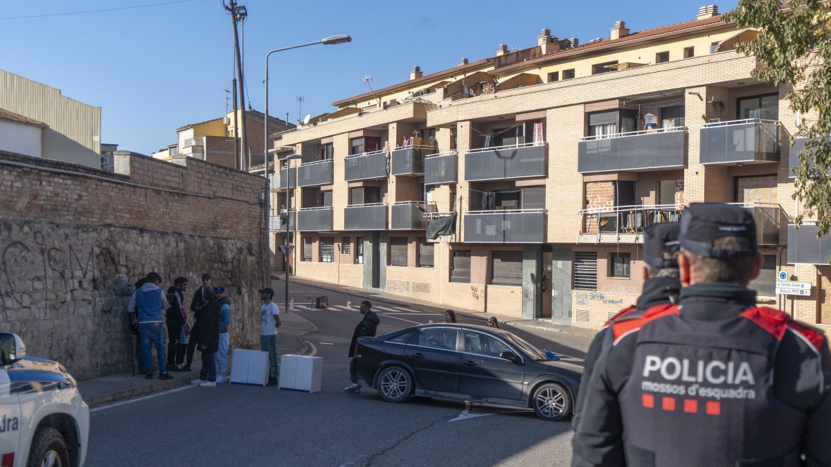 Protesta en Les Borges Blanques por desalojo inminente de bloque de pisos