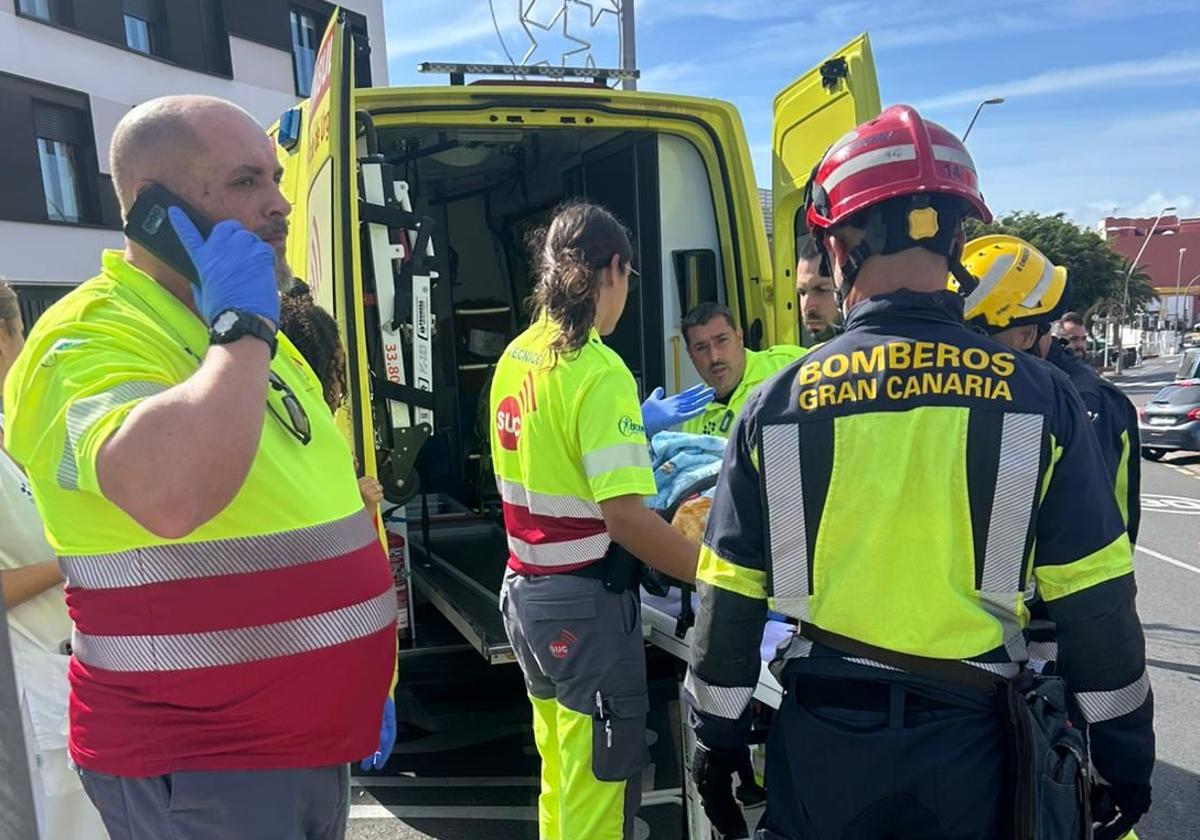 Evacúan en helicóptero a una persona tras precipitarse desde un edificio en Gáldar