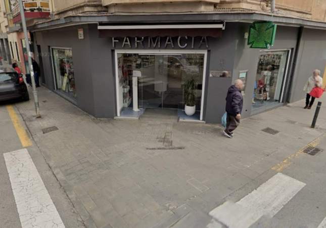 Roban una farmacia en Montcada i Reixac tras empotrar un coche en el escaparate