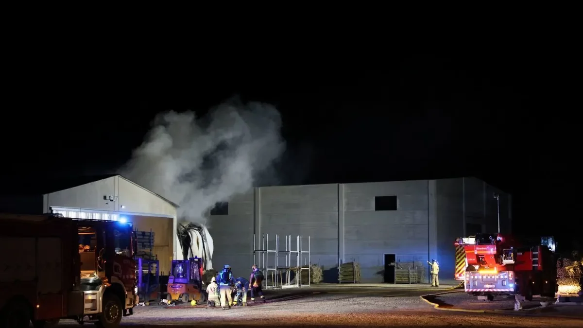 Colapsa un cobertizo en una nave industrial por un incendio en Alcoletge