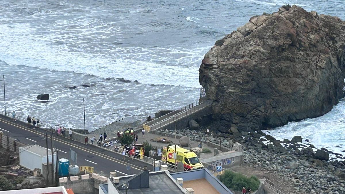 Seis personas caen al agua en la playa de Roque de Las Bodegas en Tenerife tras golpe de mar