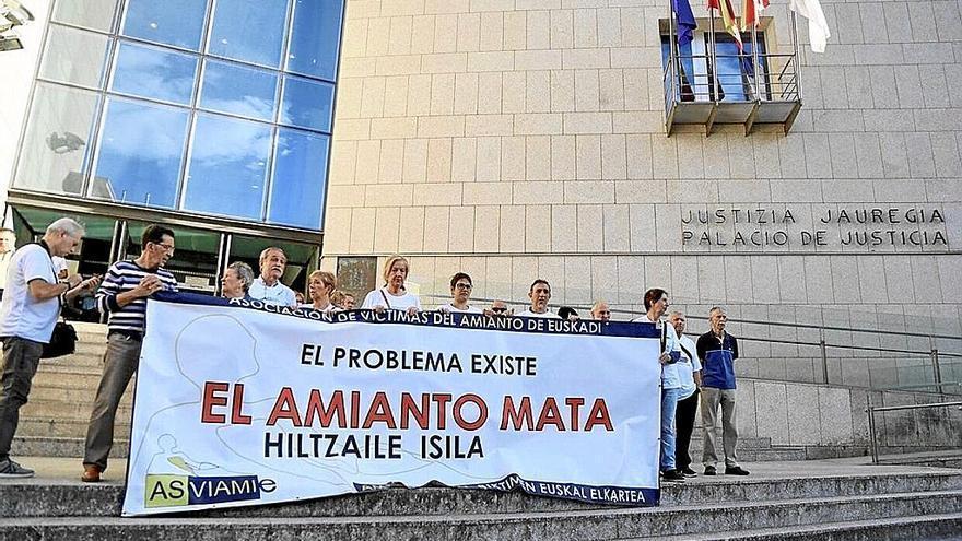 Un fallo baja a la mitad la indemnización a un fallecido expuesto a amianto porque fumaba