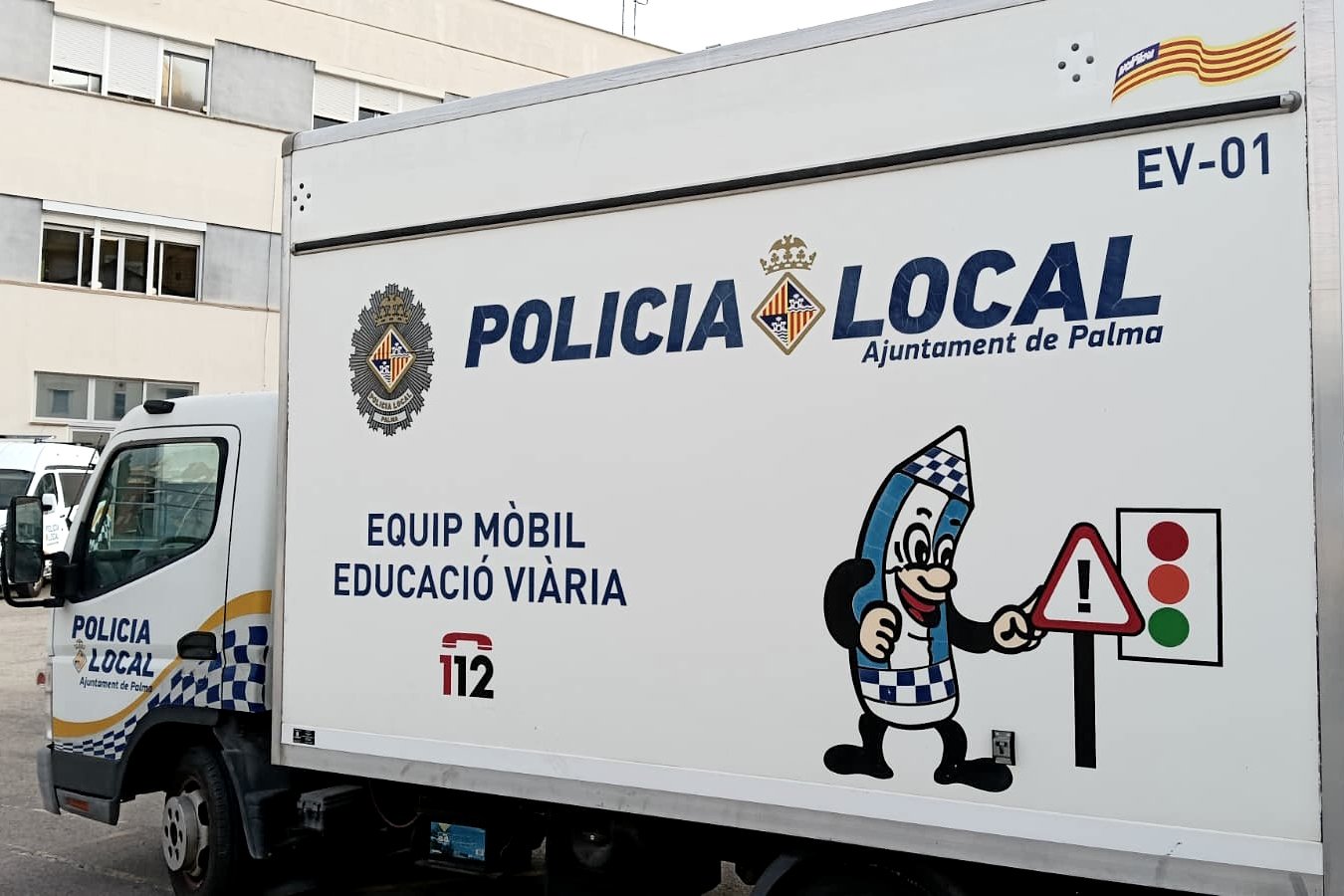 Una madre se olvida que no había clase y deja a su hijo solo en el patio de un colegio de Palma